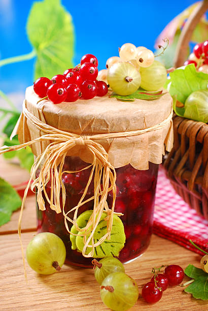 frasco de preservar com frescas, branca e vermelha groselha gooseberry falls - berry fruit currant variation gooseberry imagens e fotografias de stock
