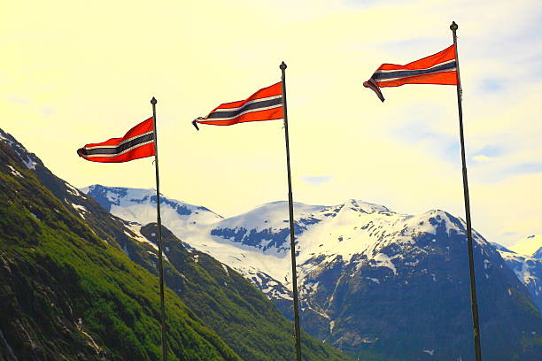 bandeira norueguesa e as montanhas ao pôr do sol, perto de bergen, noruega - more objects - fotografias e filmes do acervo
