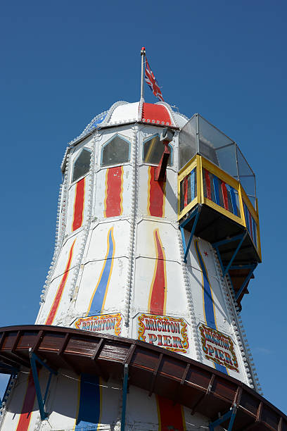 helter skelter de brighton pier.  - angleterre - skelter photos et images de collection