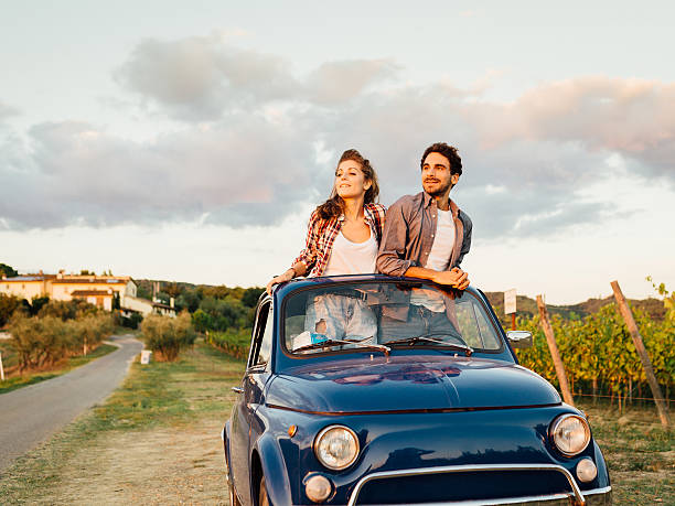 junges paar mit einem retro auto-reise - chianti region stock-fotos und bilder