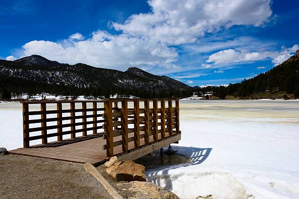 frozen lily lake im rocky mountain national park - cold lake frozen estes park stock-fotos und bilder