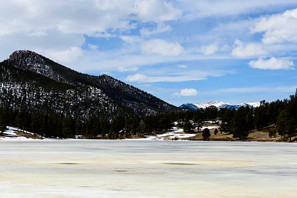 замороженные lily озеро в национальный парк роки-маунтин - cold lake frozen estes park стоковые фото и изображения