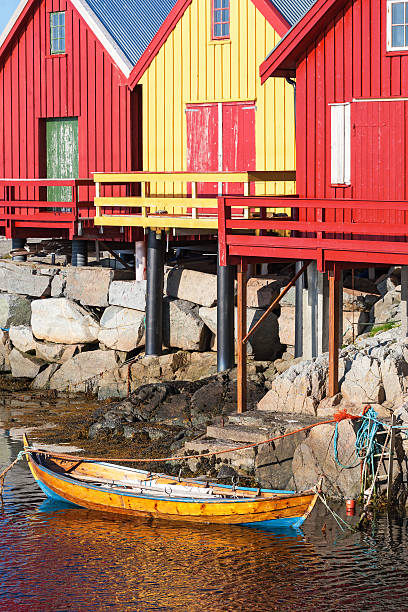 старый гребная лодка лежа в воде на boathouses - skiff nautical vessel rustic old стоковые фото и изображения