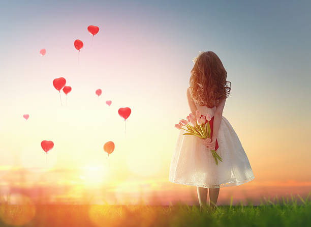 dziewczyna patrzy na czerwone balony - child little girls single flower flower zdjęcia i obrazy z banku zdjęć