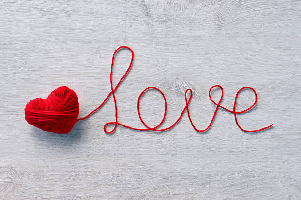 słowo "miłość" napisane z czerwonego wełny - wool knitting heart shape thread zdjęcia i obrazy z banku zdjęć