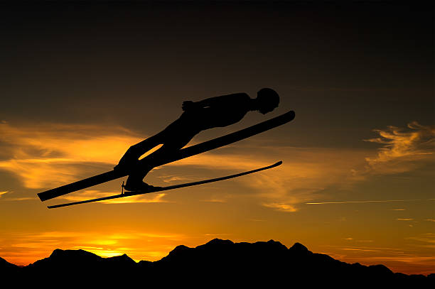 vista laterale di salto con gli sci, a mezz'aria contro la luce del sole - skill side view jumping mid air foto e immagini stock