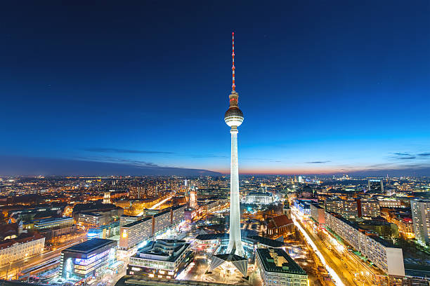 a torre de televisão à noite - berlin germany television tower communications tower alexanderplatz - fotografias e filmes do acervo