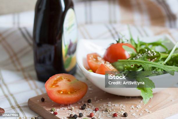 Pomodoro E Rucola - Fotografie stock e altre immagini di Alimentazione sana - Alimentazione sana, Bianco, Cibo
