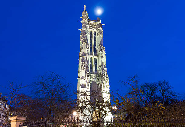 saint jacques в вечер башни, париж, франция. - destrination стоковые фото и изображения