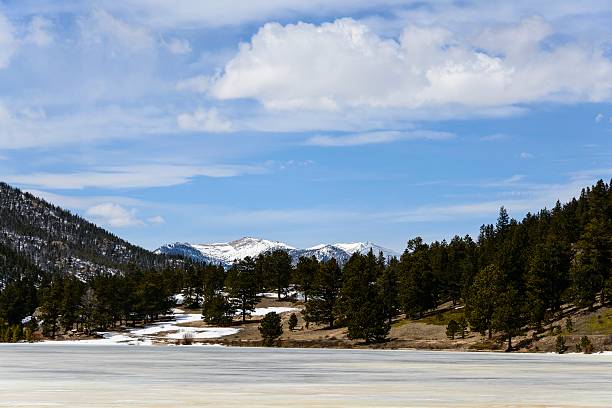 frozen lily lake im rocky mountain national park - cold lake frozen estes park stock-fotos und bilder