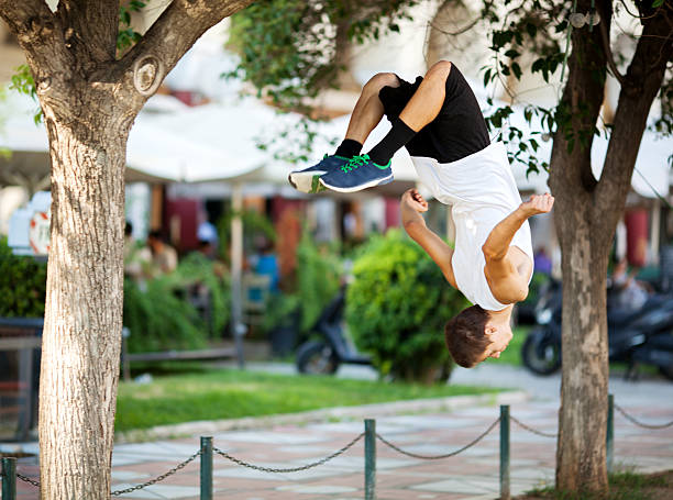 jeune athlète faisant face à la rue conférence - sporting position vitality blurred motion strength photos et images de collection