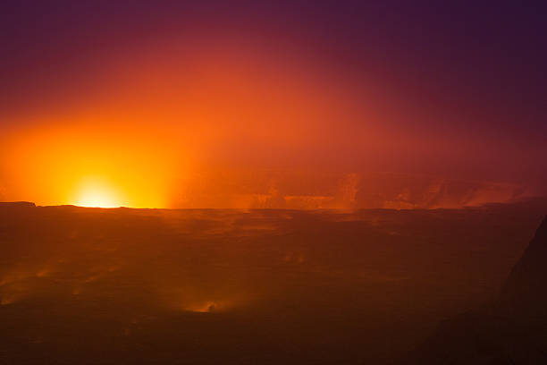 erupting volcano - pelé 個照片及圖片檔