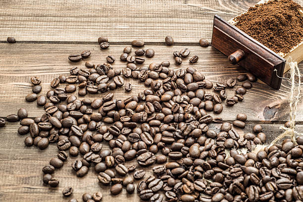 コーヒー豆とコーヒーの粉には、ボックスをテーブルを備えております。 - coffee ground bean whole ストックフォトと画像