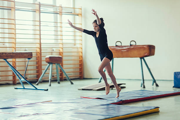 女の子体操の練習をしています。 - floor gymnastics ストックフォトと画像