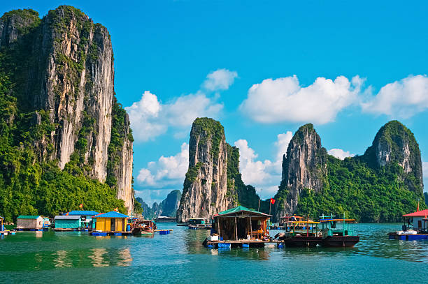 flotante pueblo de pescadores en bahía de halong - ee fotografías e imágenes de stock