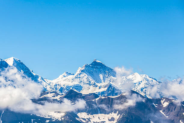 юнгфрау видом на швейцарские альпы - aletsch glacier european alps mountain range eiger стоковые фото и изображения