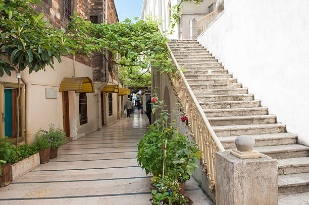 antiga passagem da cidade com passos - staircase steps istanbul turkey - fotografias e filmes do acervo