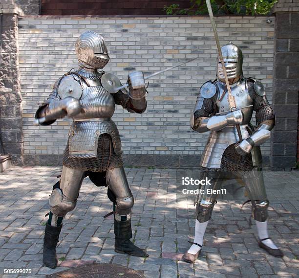 Dos Caballeros Foto de stock y más banco de imágenes de Espada - Espada, Armadura - Armadura tradicional, Caballero