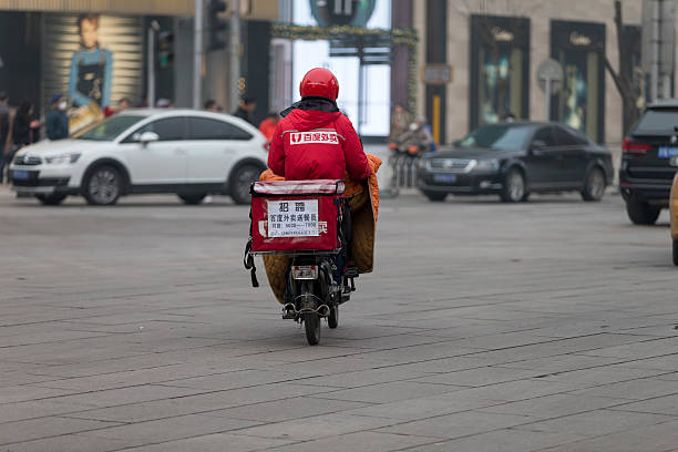 baidu livraison sur un vélo électrique à pékin - mcdonalds french fries branding sign photos et images de collection