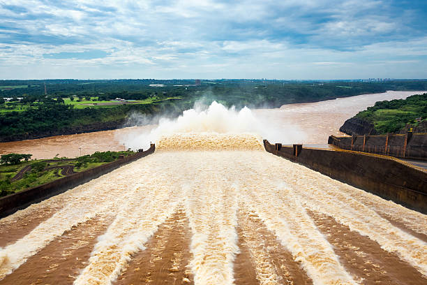 enorme água vertedouro na usina de itaipu, foz do iguaçu, brasil - iguazú - fotografias e filmes do acervo