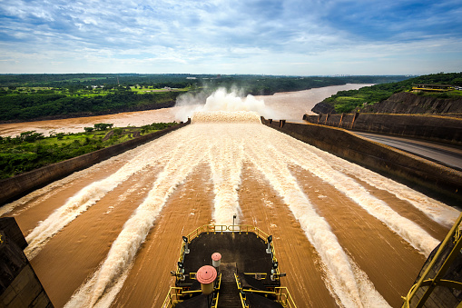 Represa de agua en Itaipu Dam, Foz do iguazú, Brasil photo