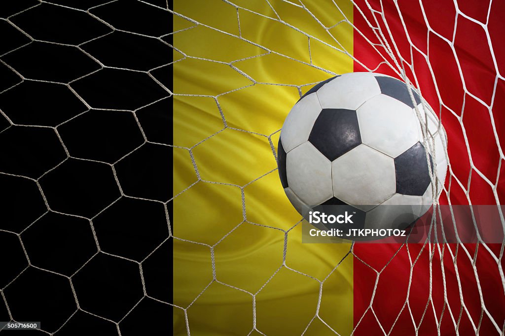 Bandera belga y pelota de fútbol, fútbol americano en red de la portería - Foto de stock de Acontecimiento libre de derechos