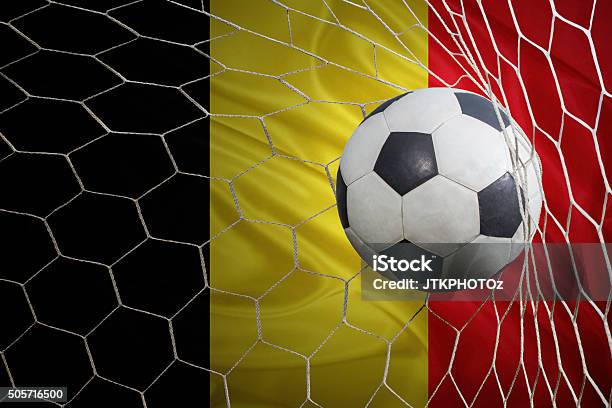 Bandera Belga Y Pelota De Fútbol Fútbol Americano En Red De La Portería Foto de stock y más banco de imágenes de Acontecimiento