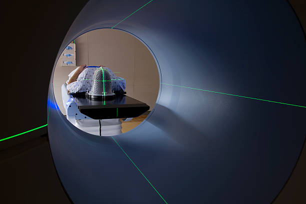 여자 수용적 디스트리토 스캔 뇌 종양 - mri scan diagnostic medical tool radiologist x ray image 뉴스 사진 이미지