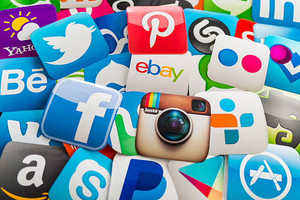 多くのソーシャルメディアのアイコンプリント紙に - social media flickr facebook application software ストックフォトと画像