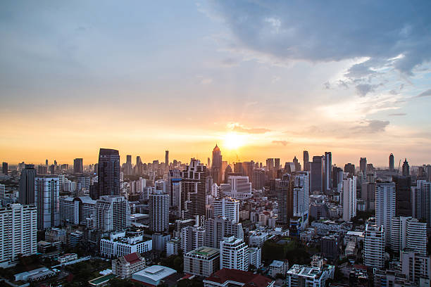 blick auf den sonnenuntergang über der stadt-scape - johannesburg night skyline dusk stock-fotos und bilder