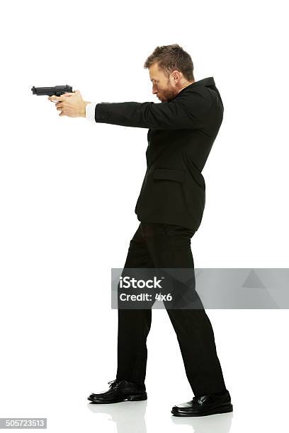 Geschäftsmann Mit Einer Waffe In Aktion Stockfoto und mehr Bilder von Anzug - Anzug, Ein Mann allein, Eine Person