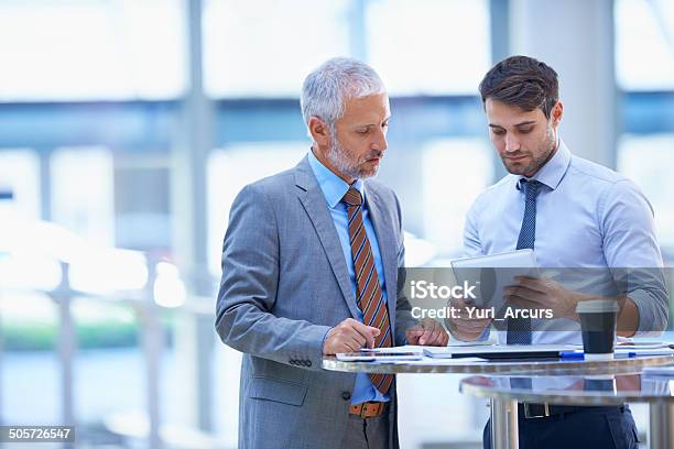 Analyse Der Berichte Am Stockfoto und mehr Bilder von Zwei Personen - Zwei Personen, Büro, Männer