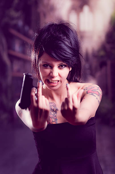 hermosa chica con actitud tattooed de sujeción de pistola - tattoo gun fotografías e imágenes de stock