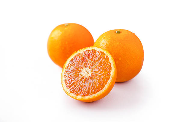 orange isolé sur fond blanc - isolated on white orange juice ripe leaf photos et images de collection