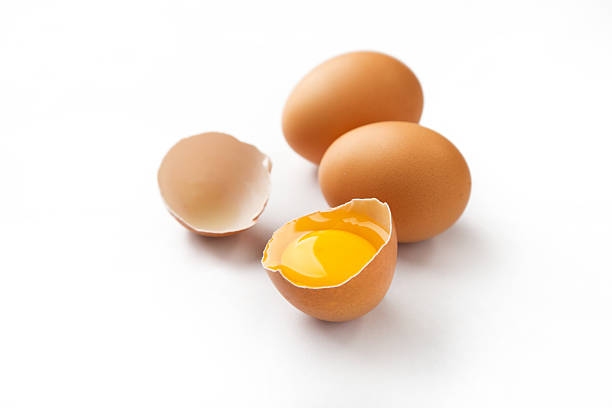 oeuf isolé sur fond blanc - eggs animal egg cracked egg yolk photos et images de collection