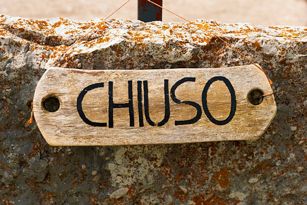 chiuso-chiuso segno in lingua italiana - closed sign hanging string foto e immagini stock