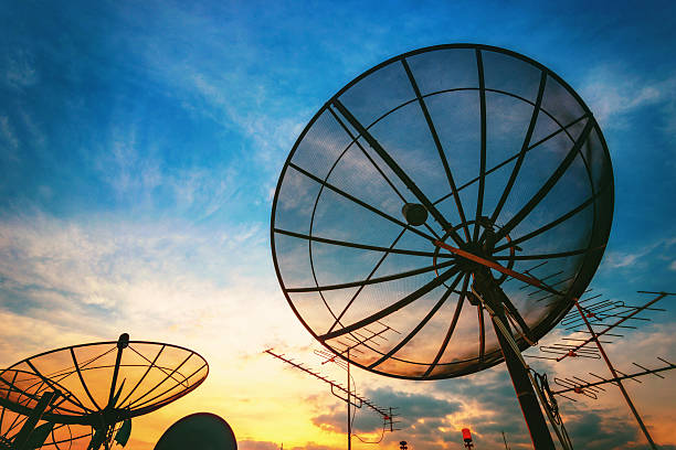 небо сигнал дома - telecommunications industry стоковые фото и изображения