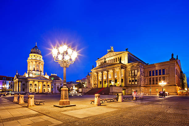 ベルリン、ジャンダルメンマルクト - berlin germany gendarmenmarkt schauspielhaus germany ストックフォトと画像