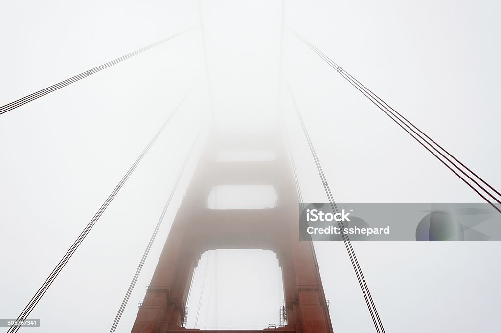 Torre de ponte Golden Gate com nevoeiro - Foto de stock de Golden Gate Bridge royalty-free