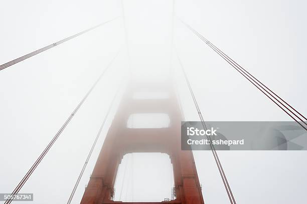 Foto de Torre De Ponte Golden Gate Com Nevoeiro e mais fotos de stock de Golden Gate Bridge - Golden Gate Bridge, Olhar para Cima, Apoio