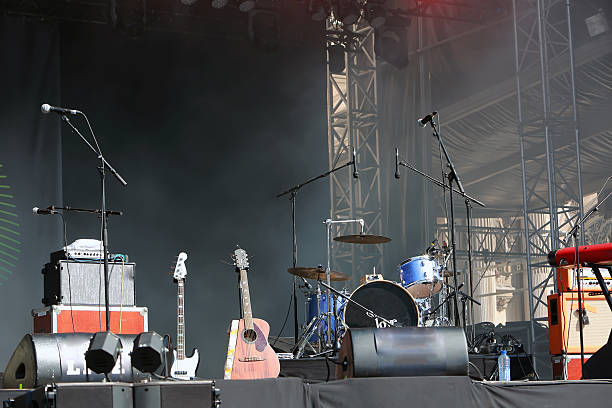 palco de concertos vazios - microphone stage music popular music concert imagens e fotografias de stock