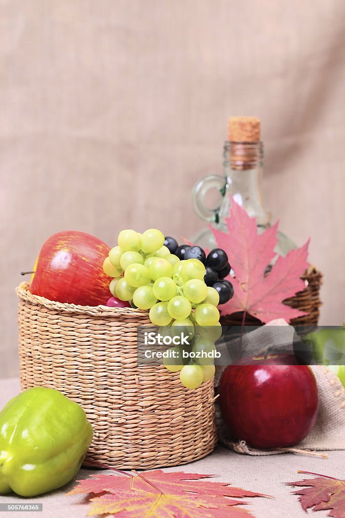 fruits frais, du vin et de feuilles d'automne - Photo de Aliment libre de droits