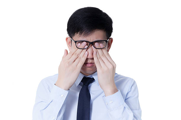 jovem empresário asiático fricção seus olhos cansados - human eye tired rubbing businessman imagens e fotografias de stock