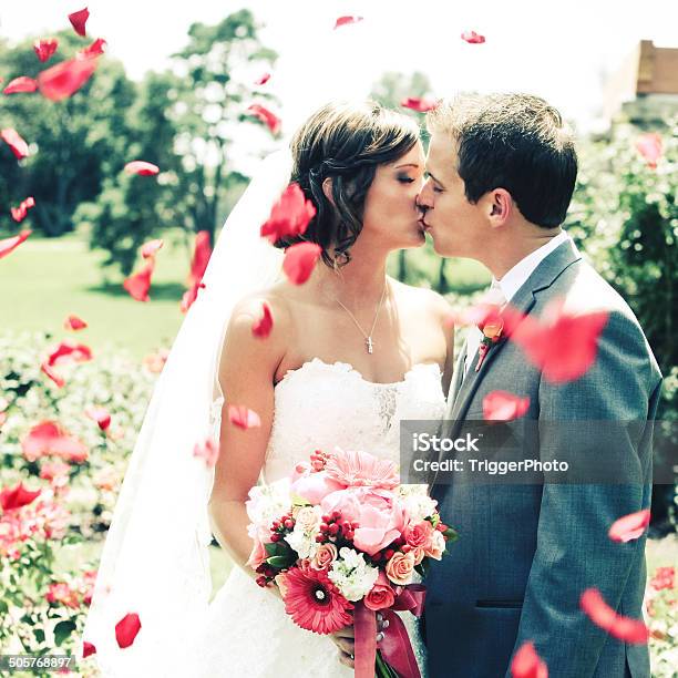 Fantastische Braut Und Bräutigam Küssen Hochzeit Kleid Mit Blumen Stockfoto und mehr Bilder von Attraktive Frau