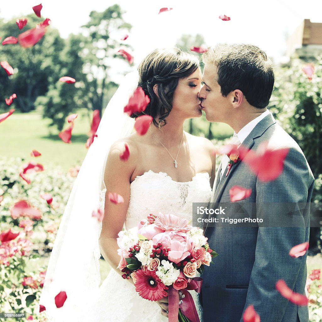 Hermosa novia y el novio beso de boda vestido de flores - Foto de stock de Adulto libre de derechos