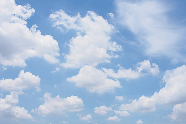 素敵な形状の白い雲 suuny 夏の一日 - white cloud mountains ストックフォトと画像