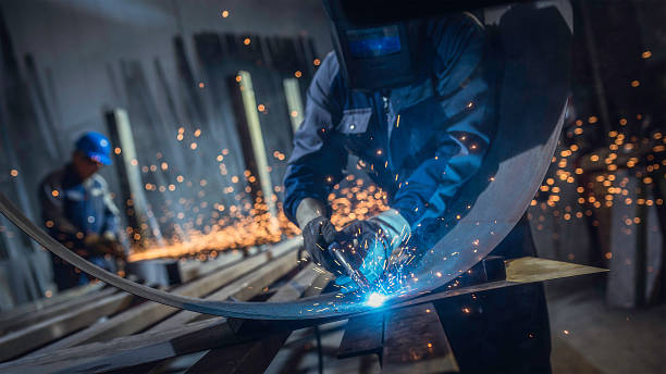 trabalhadores industriais com soldas de ferramenta - grinding steel sparks cutting - fotografias e filmes do acervo