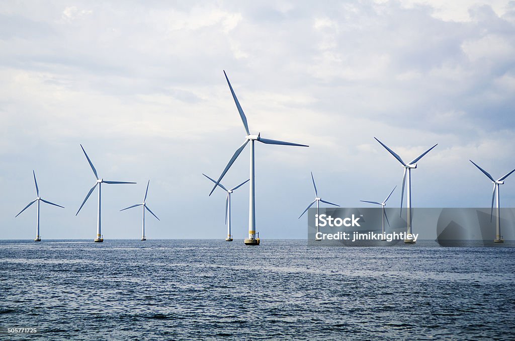 Windturbinen auf See - Lizenzfrei Windkraftanlage Stock-Foto