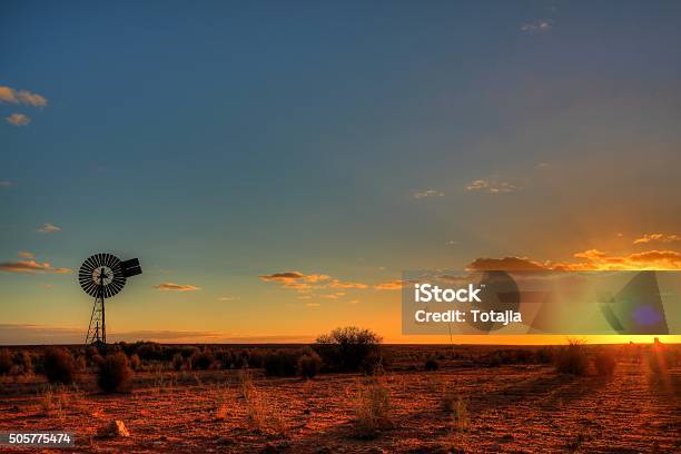 Windmühle In Abgelegenen Australisches Outback Stockfoto und mehr Bilder von Australien - Australien, Landwirtschaft, Australisches Buschland