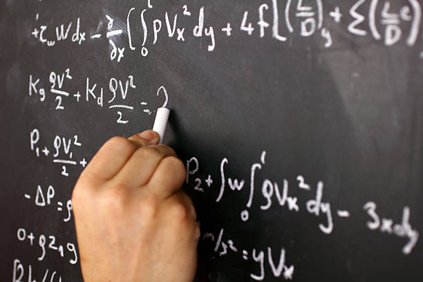 ecuación matemática en chalkboard - formula blackboard complexity scientist fotografías e imágenes de stock